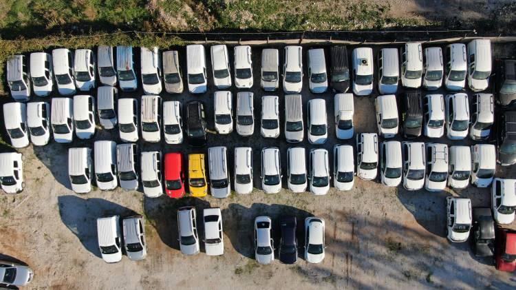 <p>Antalya’da haciz yoluyla bağlanan araçlardaki artış yediemin otoparklarını doldurdu. Aralarında 15 yıldır bekleyen araçların bulunduğu otoparkta 2 milyon değerinde olan lüks araçların da çürümeye terk edildiği gözlendi. </p>
