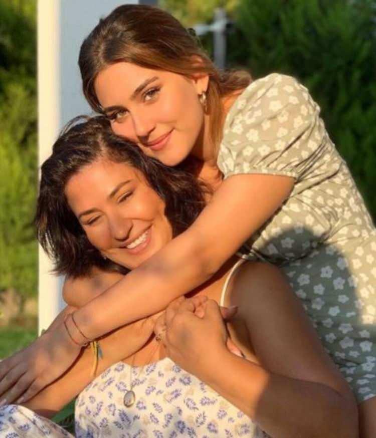 <p><strong>İclal Aydın'ın kızı Lal Başbuğ annesiyle yaptığı paylaşıma "Annem, en yakın arkadaşım, sırdaşım, hayatta ki tek dayanağım ve tek yuvam. Beni bu hayatta gücüyle güçlü kılan, varlığıyla her gün bana ilham veren ve koşulsuz sevginin ne olduğunu öğreten koruyucu meleğim" notunu düşmüştü.</strong></p>
<p> </p>