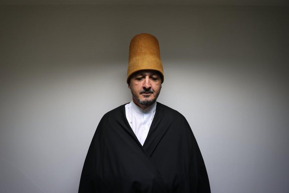 <p>Sema mukabelesinde her kıyafetin, her hareketin manası olduğunu vurgulayan Özçakıl, "Bu manalar içerisinde ölümü düşünme hadisesi ve öldükten sonra tekrar dirilmeyi anlatan bir düşünce karşımıza çıkıyor. Tefekkür ederek semazen, üzerindeki siyah hırkasının toprak olduğunu ve öldükten sonra o topraktan sıyrılıp üzerindeki beyaz tennuresiyle kefeni simgelediğini ve başındaki sikkesinin de nefsinin mezar taşı olduğu düşüncesiyle hareket ederek, topraktan sıyrılıyor, kefeniyle Allah'a karşı bir yolculuk başlamış oluyor." diye konuştu.</p>
