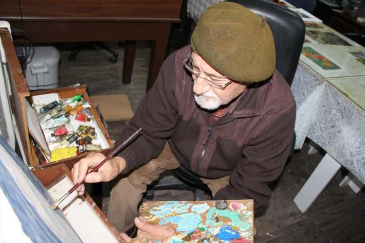 <p>Keskin, ağaçlarda gördüğü figürleri kendine has yorumlayıp tuvale aktarıyor.</p>
<p> </p>