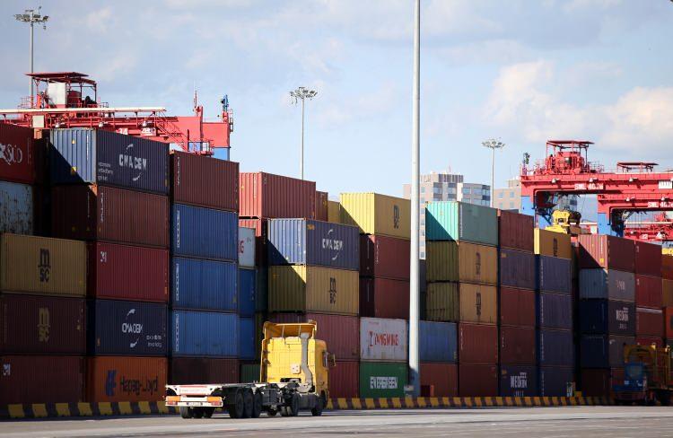 <p> Dünyanın 92'nci, Türkiye'nin ise en büyük limanı olan MIP’in şu anda 2,6 milyon TEU konteyner elleçleme kapasitesine sahip olduğuna işaret eden Van Deale, "2020 yılında 2 milyon TEU'luk tarihi eşiği aşan MIP, 2021 yılında da 2,1 milyon TEU seviyesine ulaşmayı hedefliyor. </p>
