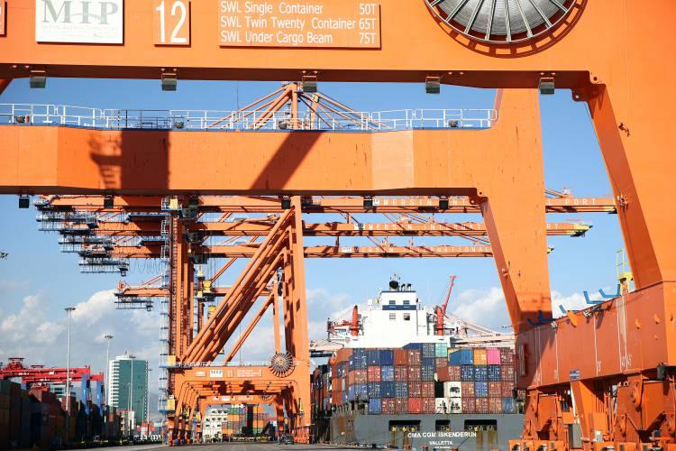 <p> "Genişleme ve iyileştirme projelerine 450 milyon dolardan fazla yatırım yapılacak" Genel Müdür Van Deale, ihracat işlemlerinin hızlanması için atılan adımlara da işaret ederek, sözlerini şöyle sürdürdü:</p>
