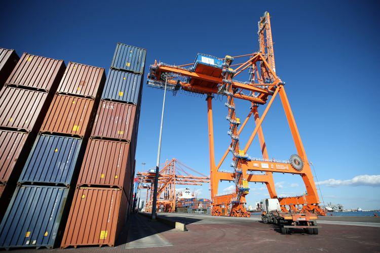 <p>Yakın geçmişte kapasite genişletme, ekipman ve altyapı projelerine 250 milyon dolarlık yatırım yapan MIP, önümüzdeki dönemde 375 milyon dolar olan Mersin Limanı Genişleme Projesi (EMH II) ve 27 milyon dolarlık Kapılar Projesi olmak üzere yakın gelecekte genişleme ve iyileştirme projelerine 450 milyon dolardan fazla yatırım yapmayı planlamaktadır."</p>
