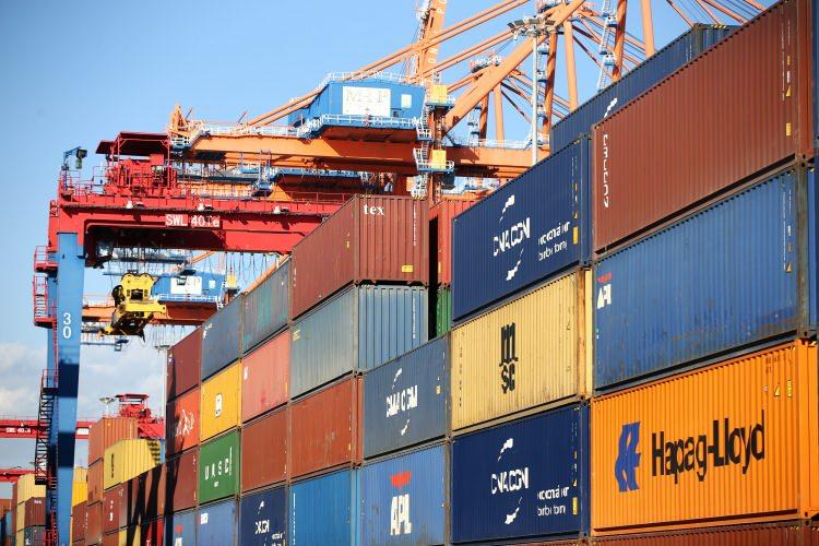 <p>"Mega gemilere hazırlanan limanda yatırımlarla 5 bin ek istihdam yaratılacak" Küresel ticaretteki hızlı artışla birlikte gerekli hizmeti verebilmek için yeni yatırımlara odaklandıklarını anlatan Van Deale, şunları kaydetti: </p>