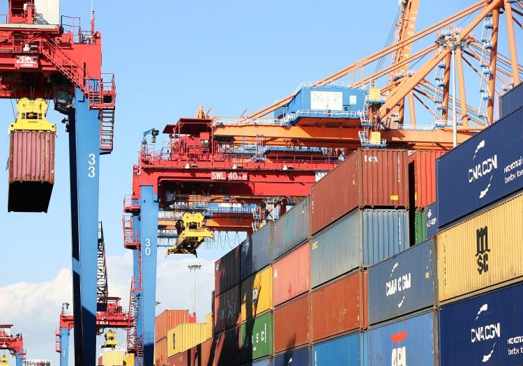 <p>Bu proje ile direkt servis sayısı artacak ve daha kısa transit süreleri ile rekabetçi navlun fiyatları sağlanabilecek. Proje tamamlandığında Mersin Uluslararası Limanı'nın Doğu Akdeniz'deki stratejik konumu güçlendirilecek ve bölgenin ekonomik kalkınmasına katma değer sağlayacaktır.</p>