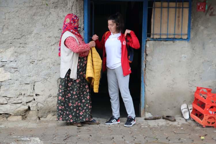 <p>Altınay, &ccedil;ocukluğundan bu yana hayvancılıkla uğraşan ailesine yardım ettiğini, ahır temizlemenin yanı sıra annesine yardım etmek i&ccedil;in g&uuml;nde iki defa inek sağdığını anlatarak, "G&uuml;ne doğal antrenman olarak inekleri sağmak ve altlarını temizlemekle başlıyorum." dedi.</p>
