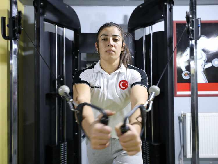 <p>Teknik, taktik ve masa antrenmanı yaptığını Altınay, inek sağmayı s&uuml;rd&uuml;rd&uuml;ğ&uuml; i&ccedil;in kollarının g&uuml;&ccedil;lendiğini, bunun yanında antrenman da yapınca kol kaslarının daha &ccedil;ok g&uuml;&ccedil;lendiğini s&ouml;yledi.</p>
