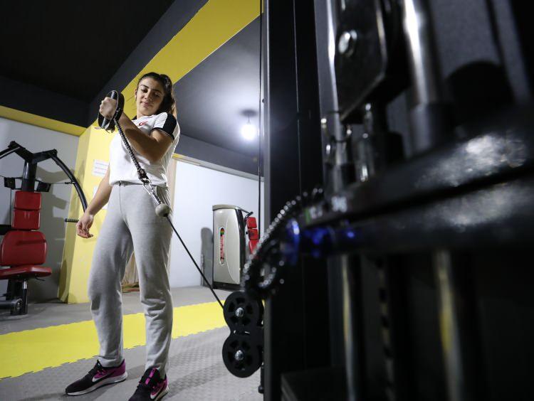 <p>"İnek sağmaya devam edeceğim" Altınay, ilk zamanlarda severek yapmadığı, bir dezavantaj olarak g&ouml;rd&uuml;ğ&uuml; inek sağmayı, elde ettiği başarıların ardından bir avantaj olarak g&ouml;rmeye başladığını kaydetti.</p>
