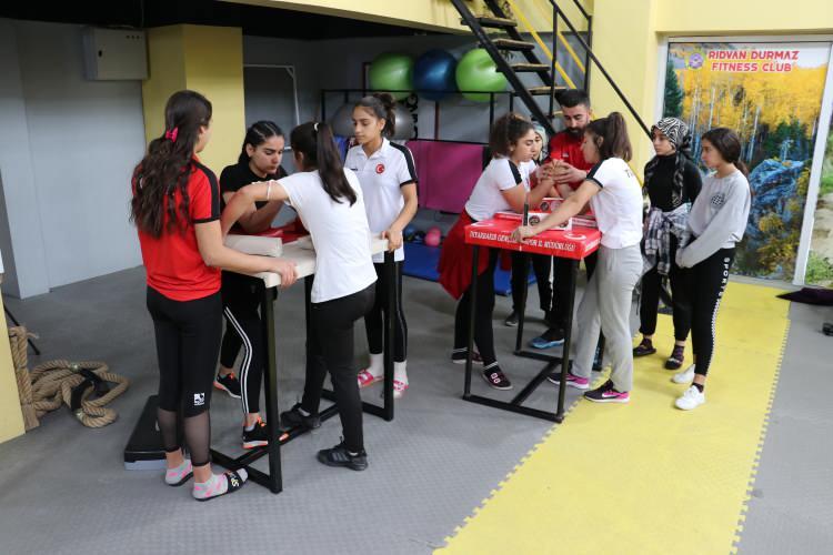 <p>"Katıldığım m&uuml;sabakada şampiyonluğu kıl payı ka&ccedil;ırdım ama bir daha ki şampiyonada &uuml;lkeme d&uuml;nya şampiyonluğunu getireceğim. &Ouml;n&uuml;mde bir şampiyona var. Kollarımın daha da g&uuml;&ccedil;lenmesi i&ccedil;in inek sağmaya devam edeceğim.&nbsp;</p>
