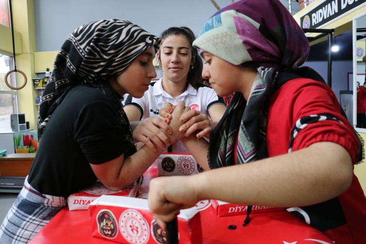<p>Hem sporuma &ccedil;ok katkısı oluyor hem de anneme yardımcı oluyorum." diyen Altınay, hocalarına ve ailesine gurur yaşattığı i&ccedil;in &ccedil;ok mutlu olduğunu ifade etti.</p>
