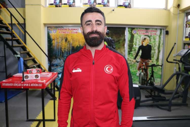 <p>D&uuml;nya şampiyonasına 29 &uuml;lkeden sporcuların katıldığını ve sporcularından Altınay'ın 3'&uuml;nc&uuml;, Helin Tuna'nın da 4'&uuml;nc&uuml; olduğunu anlatan Durmaz, "B&ouml;yle b&uuml;y&uuml;k bir başarıyla il&ccedil;eye d&ouml;nd&uuml;ğ&uuml;m&uuml;zden &ccedil;ok mutluyuz. Daha fazla sporcuyla, kızlarımızla daha g&uuml;zel başarılar elde edip il&ccedil;emizi, ilimizi ve &uuml;lkemizi sevindireceğiz." diye konuştu.</p>
