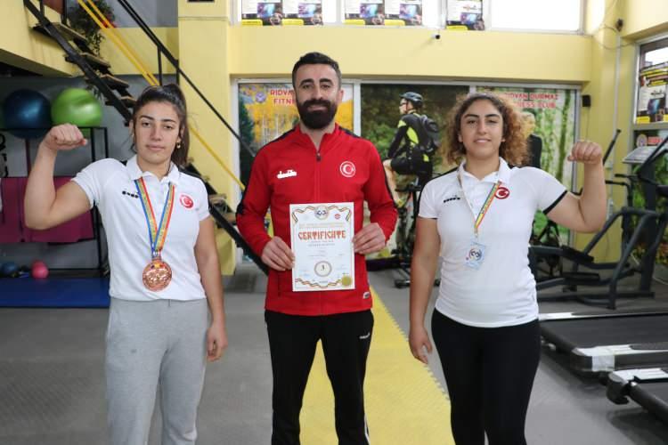 <p>Hikayemiz ahırda inek sağımından başladı, d&uuml;nya şampiyonasına uzandı. Daha iyi dereceler elde edeceğiz. Hedefimiz d&uuml;nya şampiyonu olmak. G&uuml;l&ccedil;in'in inek sağımı yaptığı, tarlada ailesine yardım ettiği i&ccedil;in kasları gelişmişti.&nbsp;Bunun farkına vardık. Bilek g&uuml;reşinde de bu kaslar &ouml;nemli. Buna teknik ve taktik ekleyerek g&uuml;zel sonu&ccedil;lar elde ettik." ifadelerini kullandı.</p>
