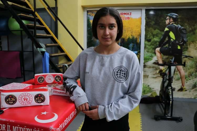 <p>D&uuml;nya şampiyonasında 70 kilo gen&ccedil; kızlar sol kolda 4'&uuml;nc&uuml; olan Helin Tuna ise ilk defa katıldığı m&uuml;sabakada başarısından memnun olduğunu ancak hedefinin d&uuml;nya şampiyonu olmak olduğunu s&ouml;yledi.</p>
