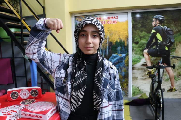 <p>Başarısından etkilenen kız &ccedil;ocuklarının s&ouml;z konusu branşa ilgi duymaya başladığını anlatan Tuna, "Dicle'nin demir bilek kızları olarak &ouml;nce T&uuml;rkiye daha sonra d&uuml;nya şampiyonasında inşallah dereceler elde edip, adımızı her yere duyuracağız." şeklinde konuştu.</p>
