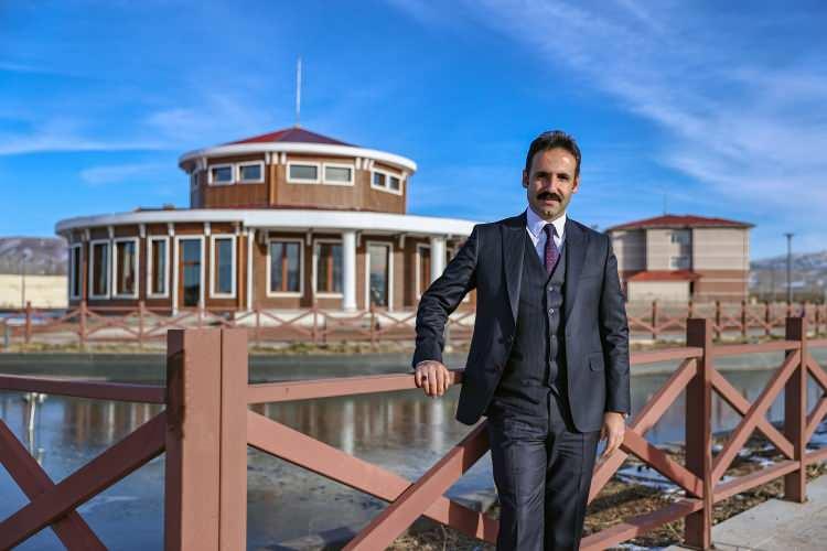 <p>Gelecek yıl bambaşka bir ilçe bizi karşılayacak. Saray, yeniden inşa ediliyor. Bunu yaparken de öz kaynaklarımızı kullandık ve devletimizin kurumlarından destek aldık. </p>
