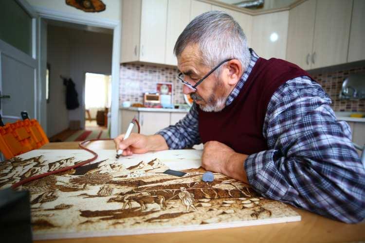 <p>Nevşehir'de, ahşap yakma sanatıyla resim çizen işçi emeklisi 66 yaşındaki Mustafa Öncül, birbirinden güzel eserler ortaya çıkarıyor.</p>
