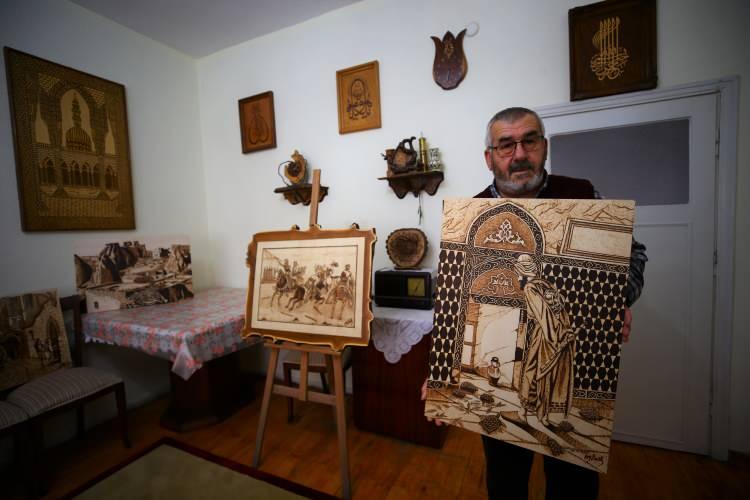 <p>Yalnız yaşadığı evinin mutfağını at&ouml;lyeye, odalarını ise eserlerini sergilediğini adeta sanat galerisine d&ouml;n&uuml;şt&uuml;ren &Ouml;nc&uuml;l, ahşabı yakarak resim yapmasının kendisine terapi olduğunu anlattı.</p>
