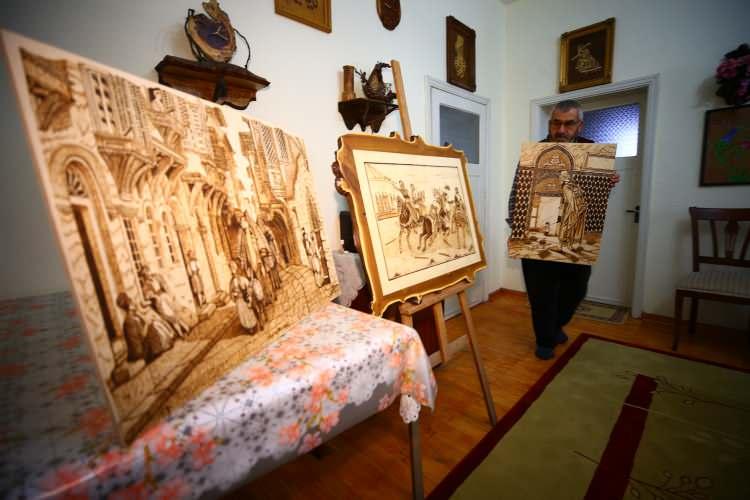 <p>Bug&uuml;ne kadar Kapadokya temalı resimlerin yanı sıra "Kaplumbağa Terbiyecisi", "Halı Taciri" gibi &uuml;nl&uuml; tabloların benzerini de ahşaba aktardığını belirten &Ouml;nc&uuml;l, sanatıyla uğraşırken zamanını verimli ge&ccedil;irmekten keyif aldığını vurguladı.</p>
