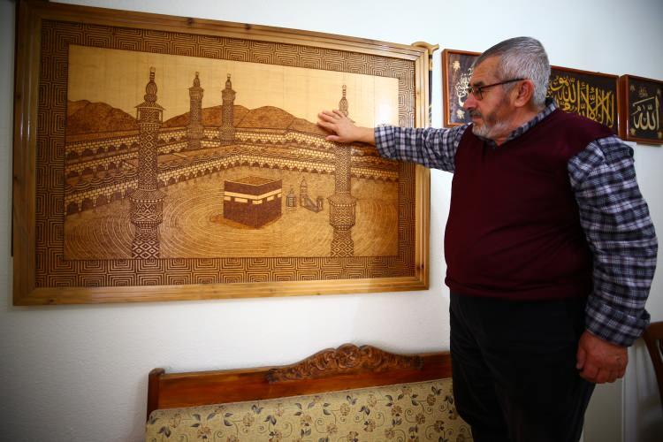 <p>&Ouml;nc&uuml;l, ş&ouml;yle konuştu:"1970'de keresteciliğe başladım. Kış aylarında iş az olduğunda piknik t&uuml;p&uuml; ateşinde teli ısıtıp ağa&ccedil;ların &uuml;zerine resim yapıyordum. 1980'li yıllarda bir komşum ahşap yakma makinesi verdi. Bu sayede resimlerimi yapmam daha kolay oldu. Kendimi zamanla geliştirdim. Boş durmayı sevmem. Bu iş beni tedavi ediyor, terapi gibi geliyor. Resme başladığımda adeta i&ccedil;inde gezerim, d&uuml;nya ile bağlantıyı keserim.</p>
