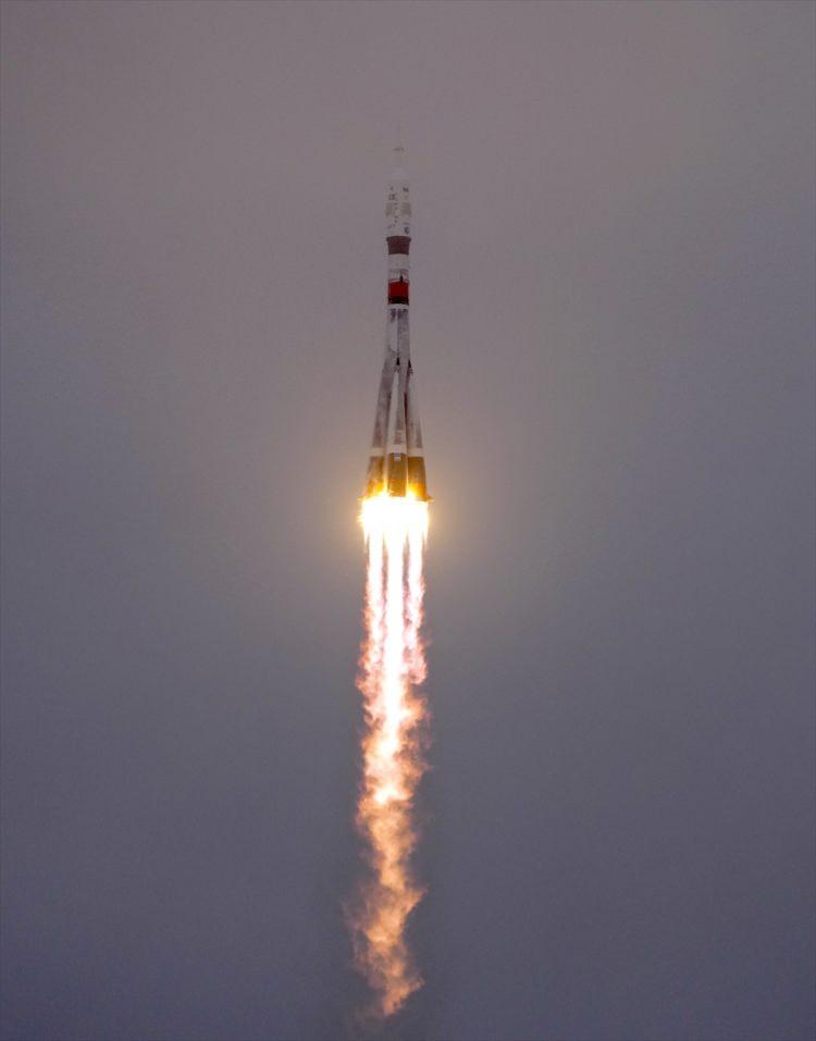 <p>Moskova’daki Yuri Gagarin Kosmonot Hazırlama Merkezi’nde yaklaşık 6 ay eğitim gören Japon milyarder Maezawa ile asistanı, 20 Aralık’ta da Dünya'ya dönecek.</p>
<p> </p>