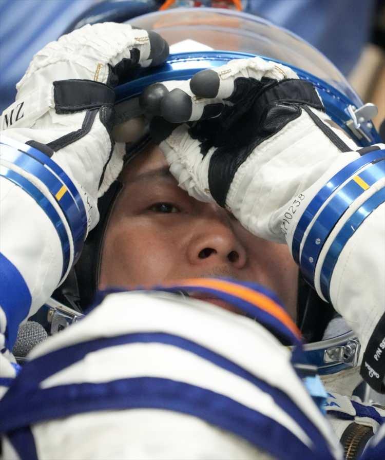 <p><strong>"Hayallerim ger&ccedil;ekleşiyor"</strong><br />
<br />
İnternet &uuml;zerinden tekstil &uuml;r&uuml;nleri ile zengin olan Japon işinsanı, yolculuktan &ouml;nce paylaştığı twitinde hayallerinin sonunda ger&ccedil;ekleştiğini yazdı.</p>
