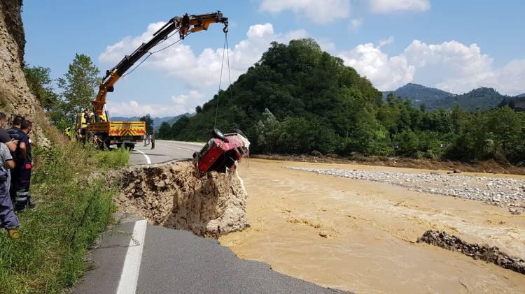 <p>Karadeniz'de son 10 yılın kasım ayı ortalaması 10 derece olan deniz suyu sıcaklığı 13 derece olarak ölçüldü.</p>
