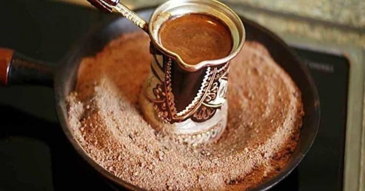 <p><span style="color:#000000"><strong>Bir diğer püf noktası kahveyi fincanlara boşaltırken köpüğünün gitmemesi için yavaş yavaş boşaltmanız gerekiyor. iŞTE BU KADAR... AFİYET OLSUN</strong></span></p>