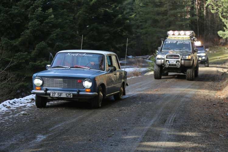 <p>“6 saatlik uğraşın ardından yılmadan zirveye ulaştık, mutluyuz” </p>

<div> </div>

<div>Yaklaşık 6 saatlik bir uğraşın ardından yılmadan zirveye ulaştıklarını ve bu yüzden mutlu olduklarını belirten Salur, “İlk kar yağışının düştüğü Ilgaz Dağı Hacet Tepe zirvesinde yoğun kar olduğunu biliyoruz. Kar birikintileri var, fırtına olduğunu tahmin ediyoruz. Ama biz zirveye zorlu yolları geçerek ulaştık.</div>
