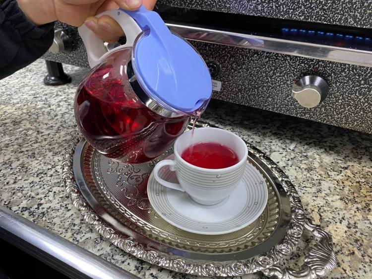 <p>Adaçayı, ıhlamur, zencefil, tarçın, papatya ve nar çiçeği gibi çaylar satılıyor" ifadelerini kullandı. Kapalı Çarşıda bitkisel çay almaya gelen vatandaşlar da kış aylarında sürekli bu ürünleri tükettiklerini kaydetti.</p>
