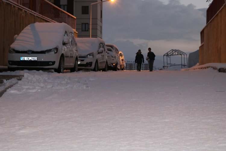 <p>Kar yağışı nedeniyle merkeze bağlı 10 köy ile 20 mezranın yolu kapandı. Karayolları ve belediye ekipleri, özellikle ana arterlerde çalışma başlattı. </p>