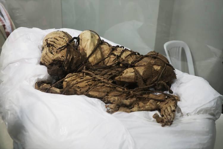 <p>Kazı ekibinin başında bulunan San Marcos Üniversitesi öğretim görevlisi arkeolog Pieter Van Dalen Luna, yeraltı şehirlerinde bu tarz mumyalara rastlamanın oldukça ilginç olduğunu belirterek, "Mumyanın yüzünü kapatış şekli, duruşu ve vücudunun bağlı olması çok dikkat çekici. </p>
<p> </p>