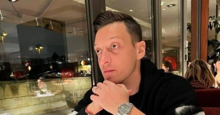 <p><strong>Ünlü oyuncu Amine Gülşe ile evli olan Mesut Özil yeni saatinin fiyatı dudak uçuklattı! </strong></p>
