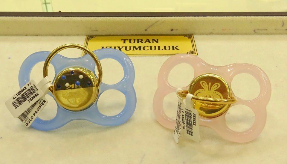<p>Fiyatları 2 bin 500 ila 3 bin lira arasında değişen altın emzikler yeni torun sahibi anneanne ve babaanneler tarafından büyük ilgi görüyor.</p>
