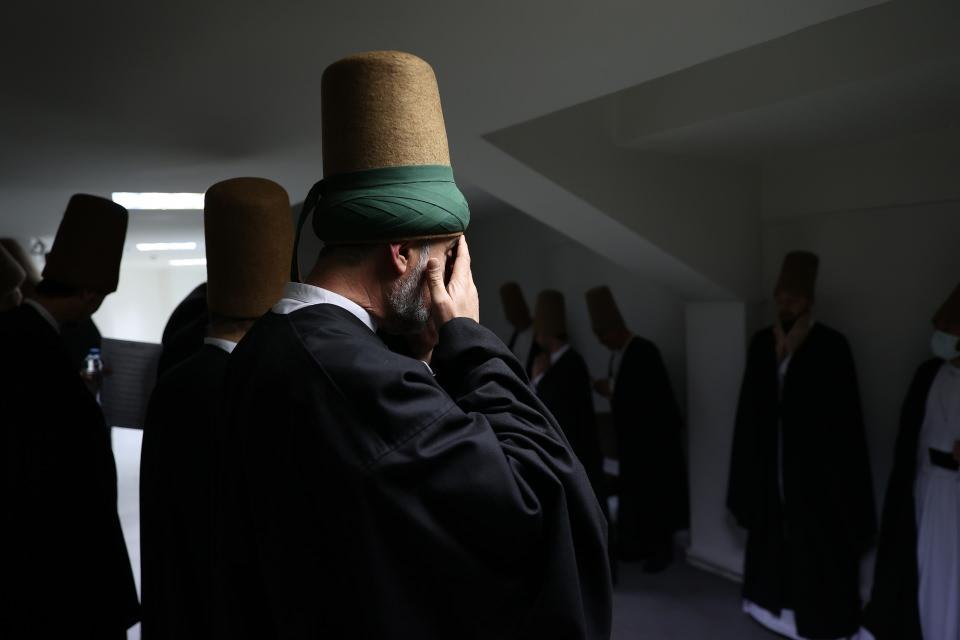 <p>Yüzyıllardır Mevlevilerin zikirleri, nafile ibadetleri olan sema ayininde semazenler, toprak olarak nitelendirdikleri siyah hırkalarından sıyrılarak, kefen olarak gördükleri beyaz tennureleri ve mezar taşını simgeleyen sikkeleriyle sema ederek Allah'a ulaşmaya çalışıyor.</p>
<p> </p>