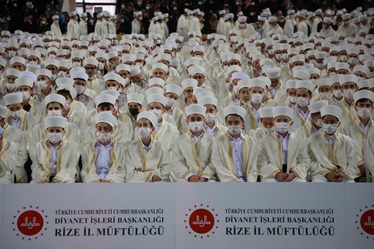 <p>Rize Müftülüğüne bağlı Kur'an kurslarında hafızlık eğitimi alan 571 öğrenci için icazet töreni düzenlendi.</p>

