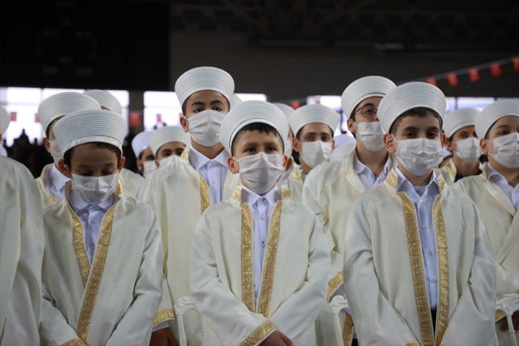 <p>İcazet törenine, Rize Valisi Kemal Çeber, Belediye Başkanı Rahmi Metin, Konya Müftüsü Naci Çakmakçı, din görevlileri ve öğrencilerin aileleri katıldı.</p>
<p> </p>
