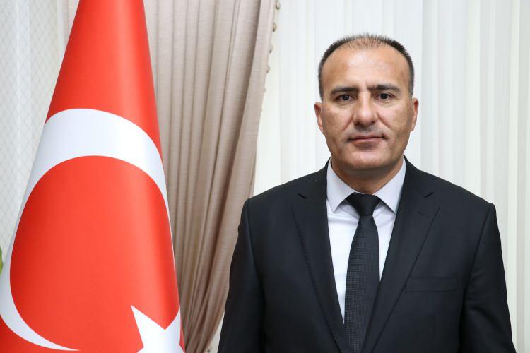 <p>Hayırseverlere sesleniyorum; okullara kitap bağışlasınlar. Bir toplumu, Siirt'i ve bizi kurtaracak tek şey okumaktır. İller ve bölgeler için eğitim çok önemli. Bu kütüphaneler bizim için değişik anlam ifade ediyor."</p>