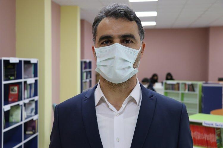 <p>Marmara Anadolu Lisesi Müdürü Mehmet Sait Çevik de geçen yıl açılan okullarında yapılan kütüphanenin öğrencilerin önemli bir ihtiyacını karşıladığını dile getirdi.</p>
<p> </p>