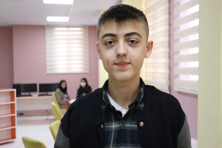 <p>Cumhurbaşkanı Recep Tayyip Erdoğan'ın eşi Emine Erdoğan ve Milli Eğitim Bakanı Mahmut Özer'in bu projenin lansmanını 4 Aralık'ta Yağmurtepe İlkokulu'nda yaptığını anımsatan Edip, "Siirt'imiz ilim ve irfan yuvası. Yoğun bir şekilde okullarımızda kütüphane açılması için çabalıyoruz." dedi.</p>