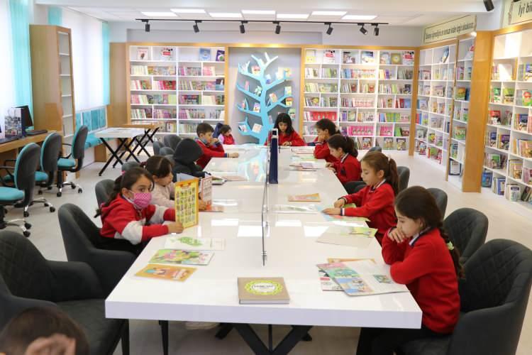 <p>Edip, şunları kaydetti:</p>
<p>"Yapılan bu kütüphanelerimizden öğrenci ve öğretmenlerimiz başta olmak üzere herkes faydalanacak. Bu kütüphanelerimizin tamamı halka da açık olacak. 150 bin kitap alındı ama yetmiyor.</p>