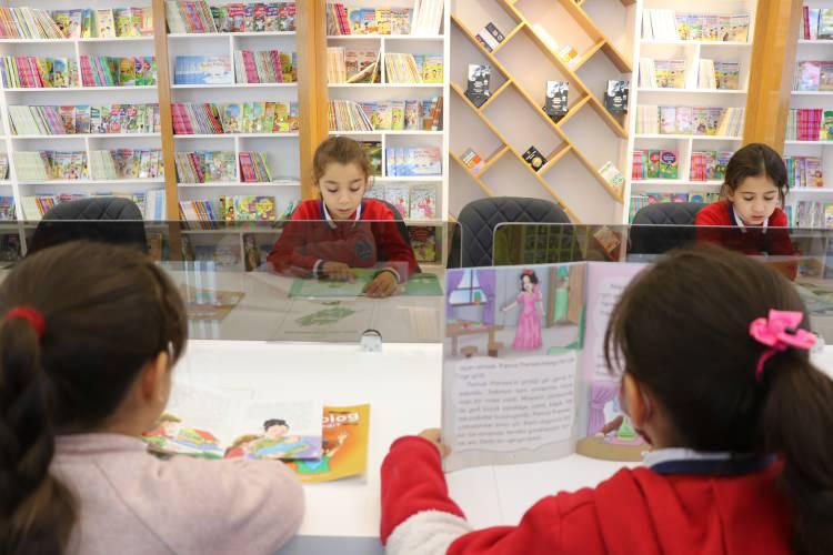<p>Kütüphanenin Z-Kütüphane olduğuna dikkati çeken Çevik, şunları kaydetti: "Öğrencilerimizin ders çalışacağı, bilgisayarlardan yararlanabildiği bir kütüphane yapıldı. Okulumuz proje okulu olarak faaliyet gösteriyor. </p>