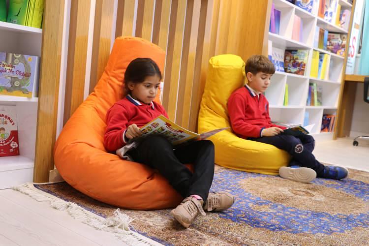 <p>Proje okuluna gelen öğrencilerimiz farklı illerden de olabildiği gibi ilçe ve köylerden gelen ve pansiyonlarda kalan öğrencilerimiz var. Eğitimde çalışma ortamı bulamayan öğrencilerimize bu kütüphanemiz ışık olacak."</p>