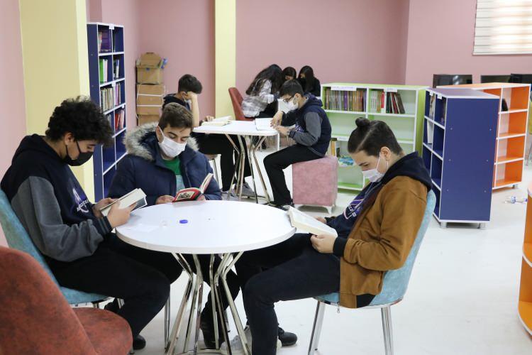 <p>Türk ve dünya klasikleri de kütüphanelerde yer alacak ve bunların bize katkısı olacak. Siirt Halk Kütüphanemiz yakıldığında kitap okuyamadık ama yürütülen bu projeyle çok fazla kütüphane yapıldı ve kitap getirildi."</p>