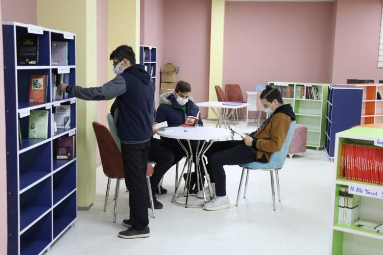 <p>Muhammed Fatih Kayan da kitap okuyup boş vakitlerini en iyi şekilde değerlendirebilecekleri bir kütüphaneye kavuşmalarında emeği geçen herkese teşekkür etti<span style="color:rgb(41, 43, 44)">.</span></p>