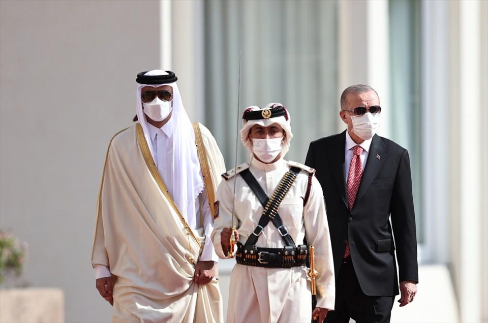 <p>Türkiye Cumhurbaşkanı Recep Tayyip Erdoğan, Katar Emiri Şeyh Temim bin Hamed Al Sani tarafından Emirlik Divanı'nda resmi törenle karşılandı.</p>
