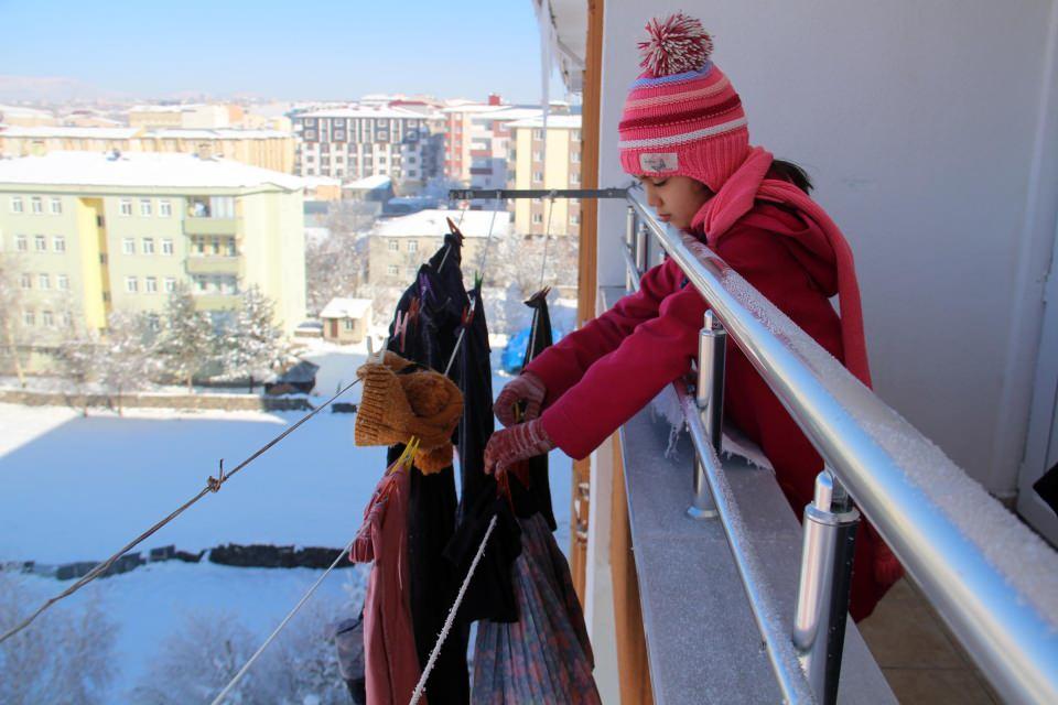 <p>Kentte, bir haftadır etkili olan soğuk hava nedeniyle evlerin çatılarında buz sarkıtları oluştu. </p>
