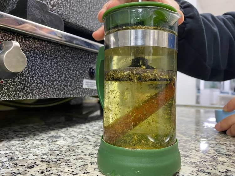 <p> Hatmi çiçeği, zencefil önerebiliriz. Zencefilin taze halinden çay demlenebileceği gibi bir iki dilim kaynar suya limon atarak içerisine limon bırakarak tüketilebileceği gibi toz zencefillerde demlenebilen çaylar var. Toz zencefil sadece karıştırarak ta tüketilebilir” diye konuştu.</p>