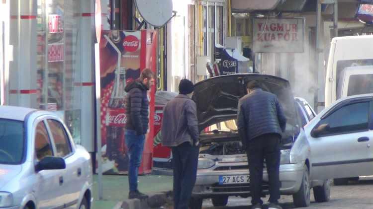 <p>Buna rağmen sabah çalışmayan araçlar, motor kısmına sıcak su dökülerek çalıştırıldı.</p>

<p> </p>
