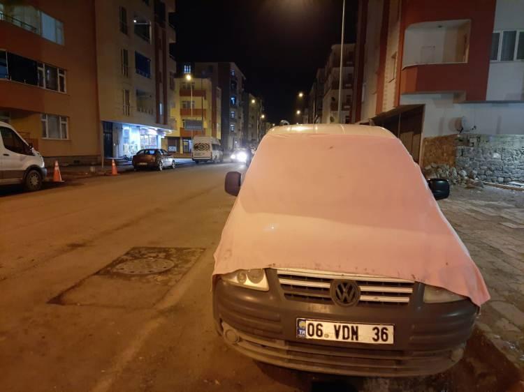 <p>Kars’ta Sibirya soğukları etkili olmaya başladı. Araç sahipleri, araçlarını soğuktan korumak için evlerinde bulunan halı, kilim, battaniye ve paspas gibi malzemeleri araçlarının üzerine sererek soğuktan korumaya çalıştı. </p>
