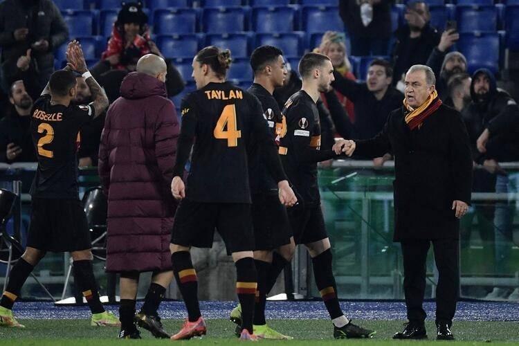 <p>GALALATASARAY'DAN 'LİDERLİK' BONUSU </p>

<p>UEFA Avrupa Ligi'ndeki temsilcimiz Galatasaray, deplasmanda Lazio ile 0-0 berabere kalarak grubunu lider tamamladı. Galatasaray, beraberlik puanının yanı sıra grubunu lider tamamladığı için bonus puanla ülke puanına daha fazla katkı yaptı.</p>
